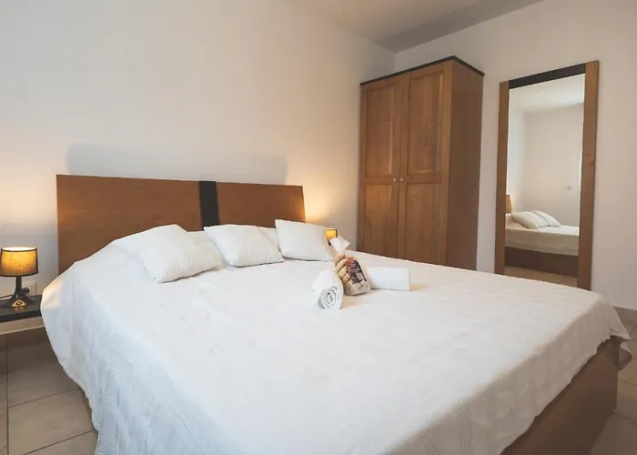 Maison A Prunete Jardin Piscine Acces Direct